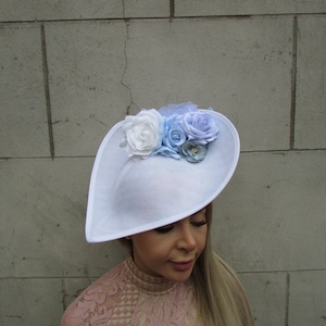 Grand chapeau bibi blanc à fleurs bleu clair Grande larme inclinée Courses de mariage Hatinator floral lavallière bleu poudré sur un bandeau u10904 image 2