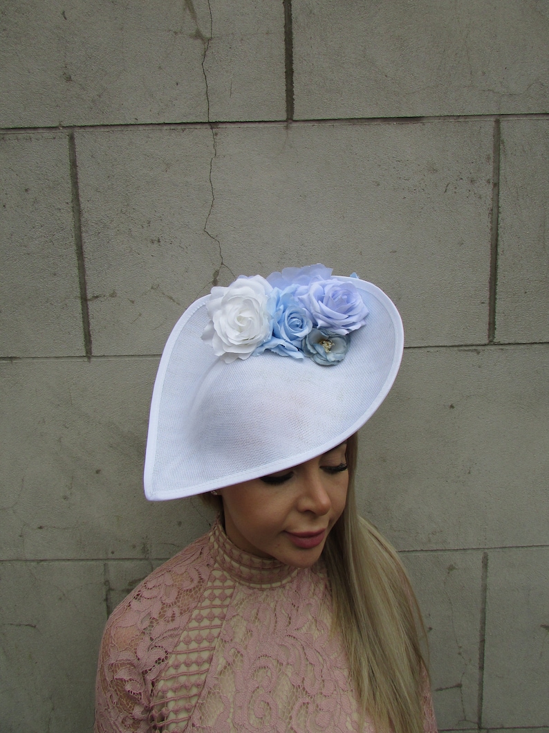 Grand chapeau bibi blanc à fleurs bleu clair Grande larme inclinée Courses de mariage Hatinator floral lavallière bleu poudré sur un bandeau u10904 image 2