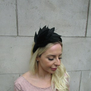 Black Feather Fascinator Headband Velvet Padded Headband Headpiece Wedding Races Hairband Halo u1p