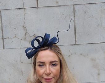 Bandeau Sinamay bleu marine, bandeau de course pour invité de mariage, fête des femmes, pièce unique moderne - u10302