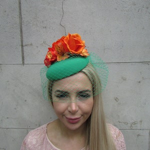 Smaragdgroen oranje bloemen bloem vogelkooi sluier tovenaar bunker Hat Races bruiloft gast zendspoel Hatinator Ladies Day u10107uu