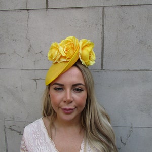 Yellow Tilted Rose Flower Floral Fascinator Hat Disc Hat Races Ladies Day Saucer Womens Headband Hatinator Ascot Wedding Guest u12808