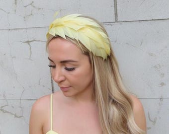 Coiffe de course avec couronne de plumes jaune citron