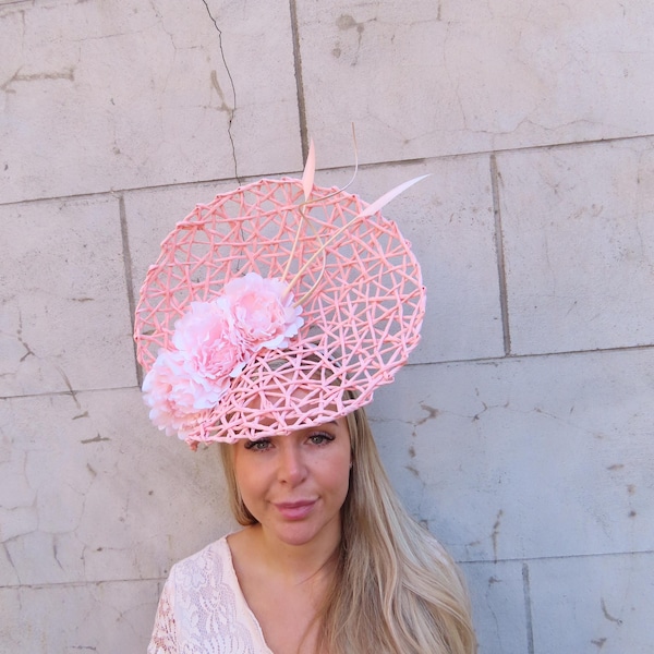 Sombrero de paja con plumas y flores de color rosa rubor grande, tocado para bodas y carreras de caballos.