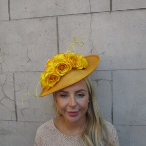 Nouveau grande moutarde jaune foncé Rose fleur plume larme bibi chapeau courses bandeau cheveux courses de mariage floral u1z18