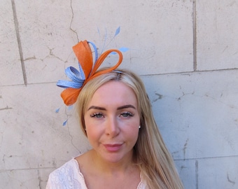 Diadema con tocado de plumas azul claro y naranja para invitadas a bodas, carreras, sinamay, pieza única u12904