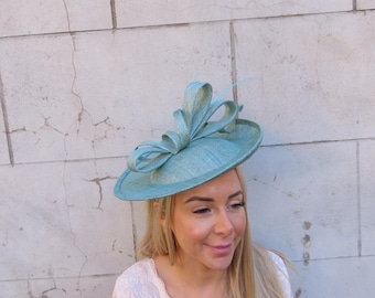 Cappello fascinator in sinamay verde salvia, pezzo unico u12309