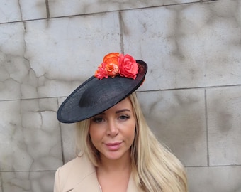 Grand chapeau noir et orange avec fleurs, fascinateur disque, courses florales, mariage, hatinator, sinamay, ascot, u10902