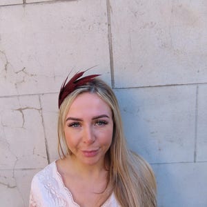 Diadema fina con plumas de faisán moteadas rojas y negras para bodas y carreras de caballos u11803