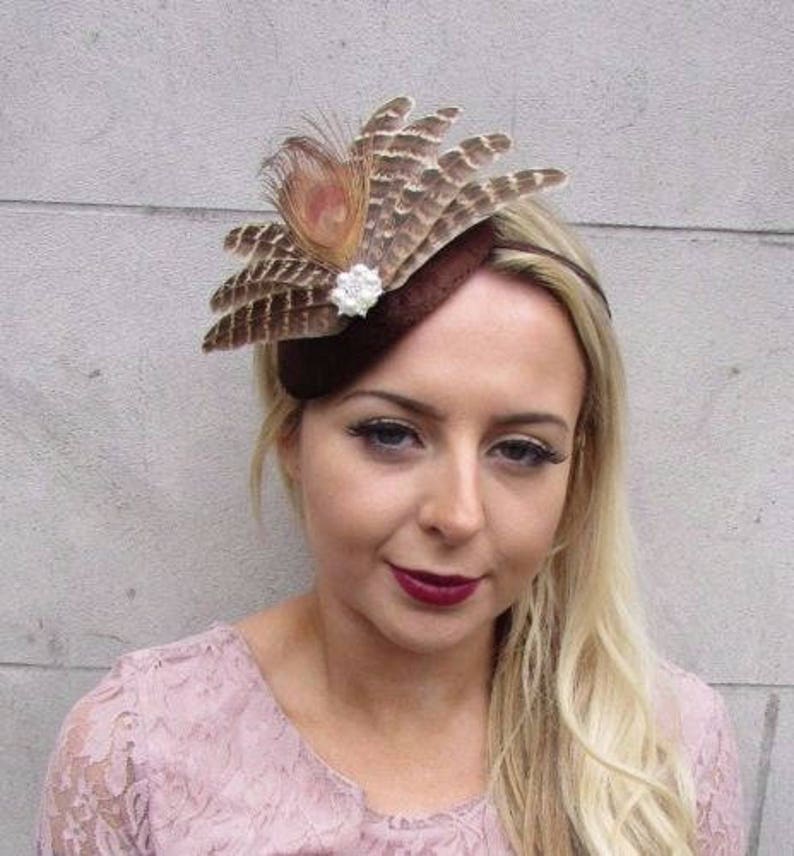 Beige Cream Nude Brown Pheasant Feather Fascinator Pillbox Hat Races Pearl 3635 Beige Cream Nude Brown Pheasant Feather Fascinator Pillbox Hat Races Pearl 3635