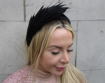 Black Feather Fascinator Headband Velvet Padded Headpiece Wedding Guest Races Hairband Halo Epsom Grand National u1p