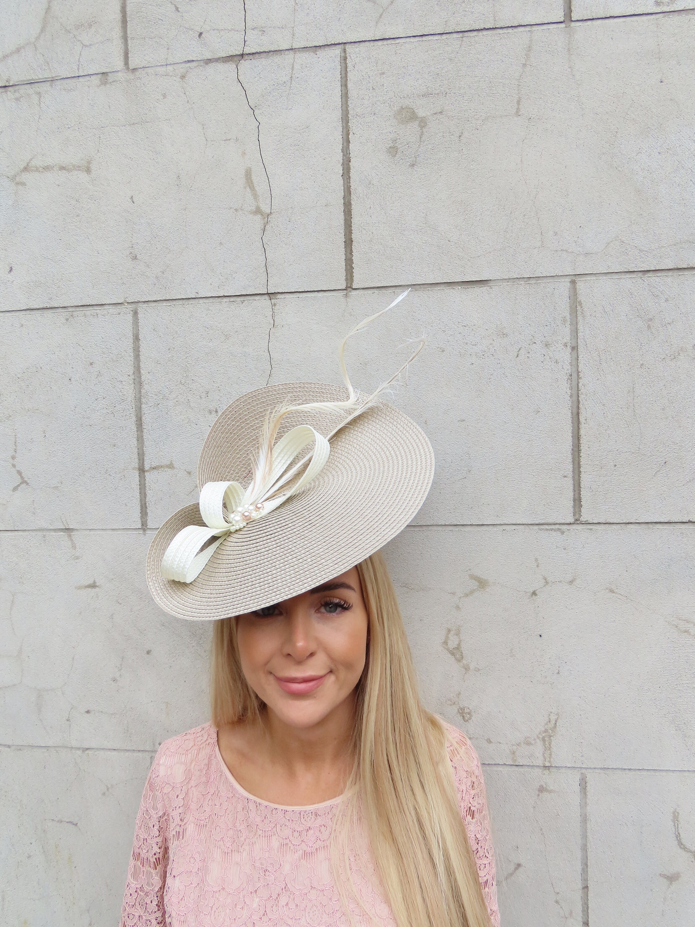Large Champagne Beige Cream Pearl Straw Feather Hat  display picture 2