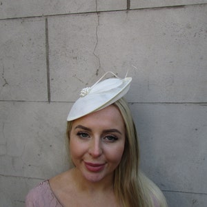 Cream Ivory Feather Fascinator Disc Saucer Hat Wedding Races Headband Hairband Pearl Royal Ascot SH-80