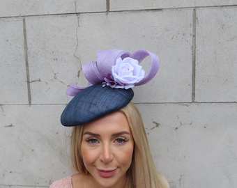 One Off Piece - Große Marine Blau Lavendel & Flieder Lila Blume Sinamay Pillbox Hut Fascinator Kopfschmuck Hochzeitsgast Rennen Hatinator u11310