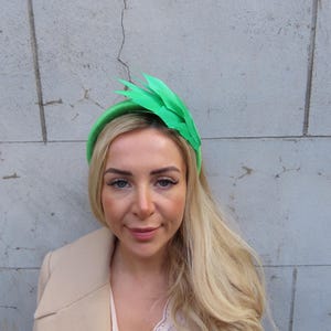 Groene fluwelen hoofdband met veren tovenaar hoofddeksel bruiloftsgasten gewatteerde haarband halo u12112