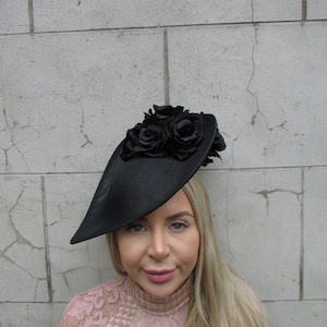 New Dramatic Black Rose Flower Feather Fascinator Hat Big Teardrop Floral Hatinator Wedding Races Headpiece Ascot Statement u12603