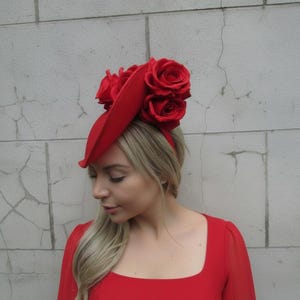 Tocado floral espectacular con forma de lágrima de rosa roja grande, ideal para carreras de caballos u12603