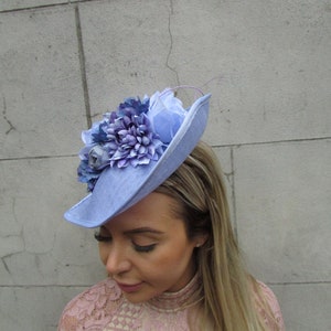 Grand bleuet clair bleu lilas pervenche jacinthe des bois rose fleur fascinateur chapeau grande larme courses de mariage sh-310 image 3