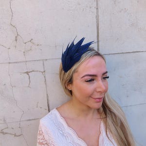 Diadema fina con plumas de faisán azul real moteado para bodas y carreras de caballos u11803
