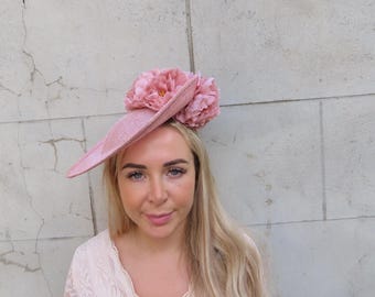 Grote, zachtroze sinamay hoed met bloemenmotief, fascinator, schijf, geschikt voor bruiloftsgasten, hoedenraces u10707