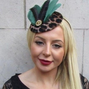 Fles donkergroen zwart luipaard dierenprint veren pillbox hoed fascinator sh-380 uu