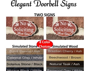 Könnte beinhalten: Zwei Holzschildchen mit dem Text "No Soliciting Thank You!" in einer dekorativen Schriftart. Die Schilder sind in acht verschiedenen simulierten Stein- und Holzfarben erhältlich.