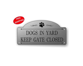 4" x 8" arqueado "Perros en el patio mantienen la puerta cerrada" Letrero de puerta, letrero de cerca - ENVÍO GRATIS