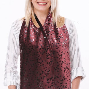 DinerWear Cravaat Dining Scarf Adult Bib with Magnetic Snap, Stain Resistant, Machine Washable, Chic Clothing Protector [Burgundy Dot]