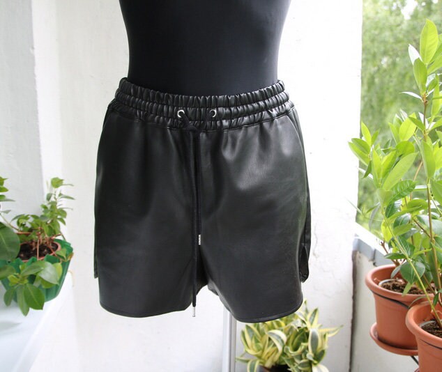 パンツ BOHEMSEO EMBO LEATHER SHORTS, BLACK パンツ BOHEMSEO EMBO LEATHER SHORTS, BLACK BOHEMIAN SEOUL