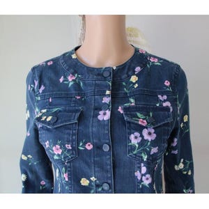 Chaqueta vaquera azul para niña con estampado de flores de United Colors of Benetton