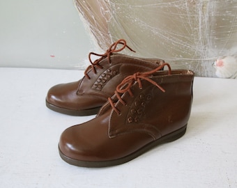 Botas de bebê anos 50 Botas de couro marrom Calçado infantil Tamanho URSS 26