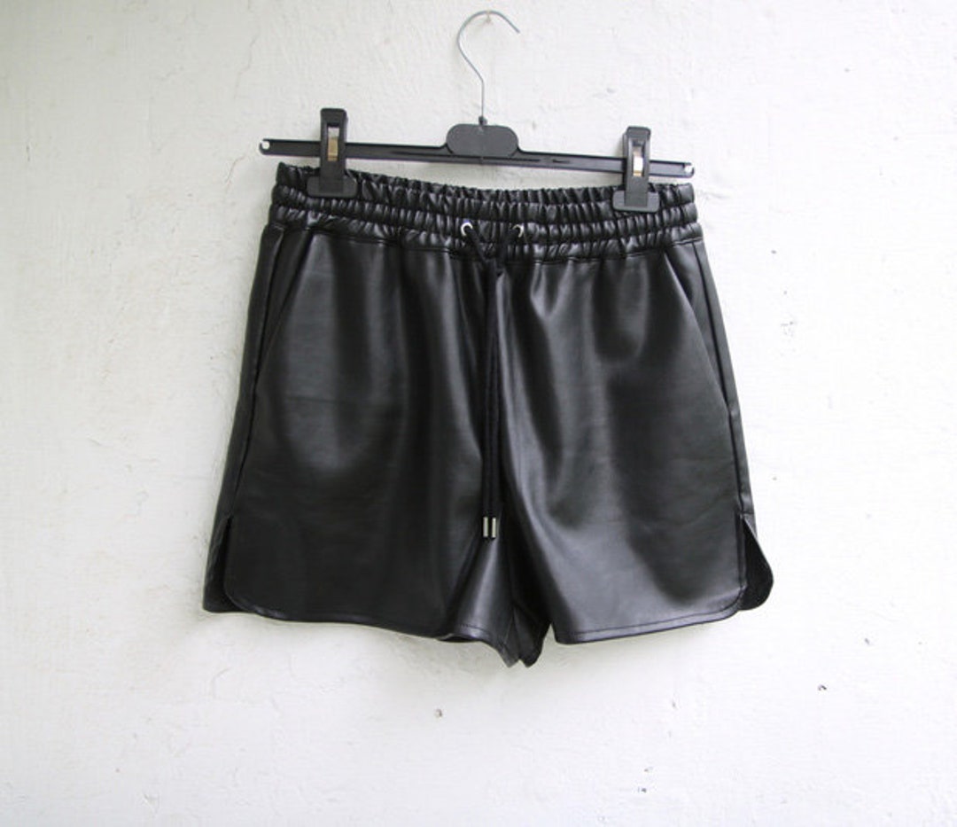 パンツ BOHEMSEO EMBO LEATHER SHORTS, BLACK パンツ BOHEMSEO EMBO LEATHER SHORTS, BLACK BOHEMIAN SEOUL