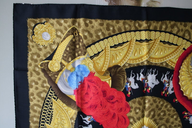 エルメス　HERMES シルクスカーフ 新品 CASQUES PLUMETS Hermes Scarf 