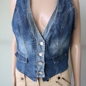 Mouwloze blauwe denim damestop (middelgrote maat)