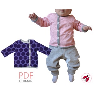 Op de afbeelding: Twee baby shirts met verschillende patronen. Eén shirt is paars met witte stippen en de andere is roze met een wit wolkenpatroon. Beide shirts hebben een knoopsluiting aan de zijkant. De tekst "PDF GERMAN" is onder de shirts gedrukt.