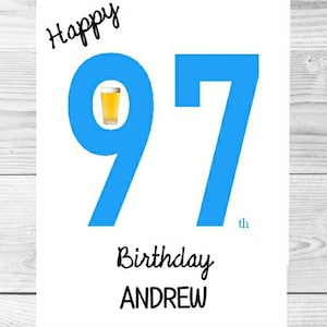 Puede incluir: Tarjeta de feliz cumpleaños número 97 para Andrew con un número 9 azul y un número 7 azul. Un vaso de cerveza está dentro del número 9.
