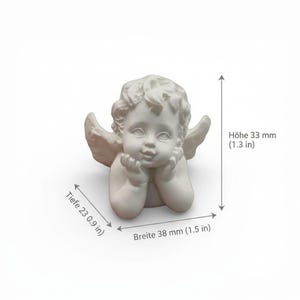 Mini Engel / Putte Figur mit Maßangaben: Höhe 33 mm, Breite 38 mm, Tiefe 23 mm – Größenübersicht der gegossenen Dekofigur. Ideal für kleine Arrangements, Weihnachtsdeko auf der Fensterbank, Wichtelgeschenke und Mini-DIY-Projekte.