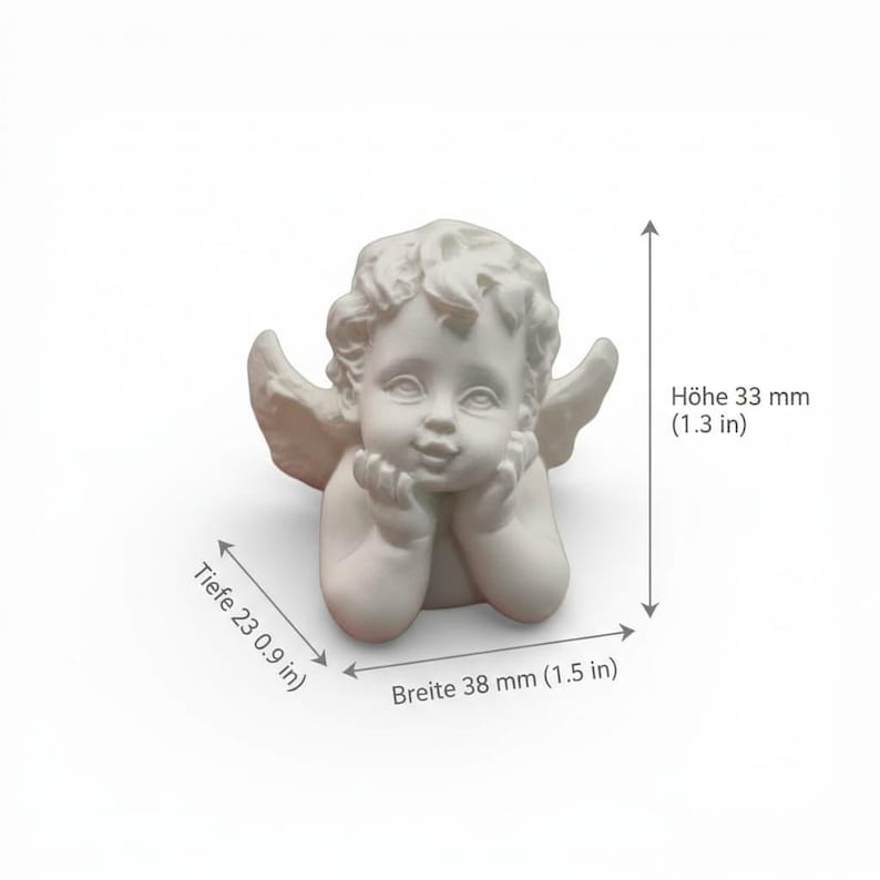 Mini Engel / Putte Figur mit Maßangaben: Höhe 33 mm, Breite 38 mm, Tiefe 23 mm – Größenübersicht der gegossenen Dekofigur. Ideal für kleine Arrangements, Weihnachtsdeko auf der Fensterbank, Wichtelgeschenke und Mini-DIY-Projekte.
