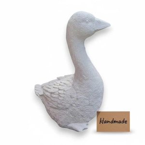 Rohling der Gans mit kleinem Karton-Kärtchen „Handmade“, Freisteller auf weißem Hintergrund