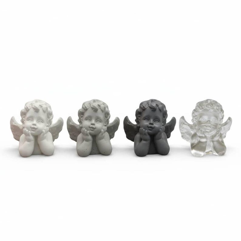 Gussvarianten im Vergleich: mehrere Mini Engel / Putte Figuren nebeneinander in unterschiedlichen Materialien und Farboptiken wie Raysin weiß, Beton hell oder dunkel und Resin. Inspiration für Advents-, Weihnachts- und Winterdeko.