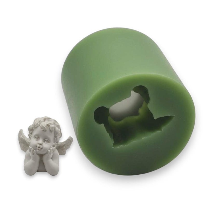 Handgemachte Silikonform „Mini Engel / Putte“ mit fertig gegossener Mini-Engel-Figur daneben auf hellem Hintergrund – 3D Gießform für Raysin, Keraflott, Beton oder Resin. Ideal für Winterdeko, Weihnachtsdeko und kleine Geschenkideen.