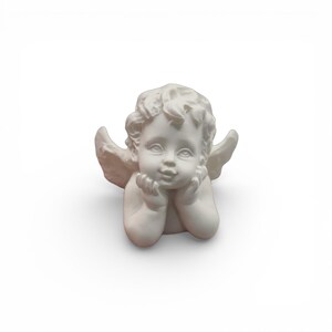 Fertig gegossene Mini Engel / Putte Figur in mattweiß (Raysin-Optik) als Produktfoto – süße Putte mit Flügeln, liegend mit Händen un