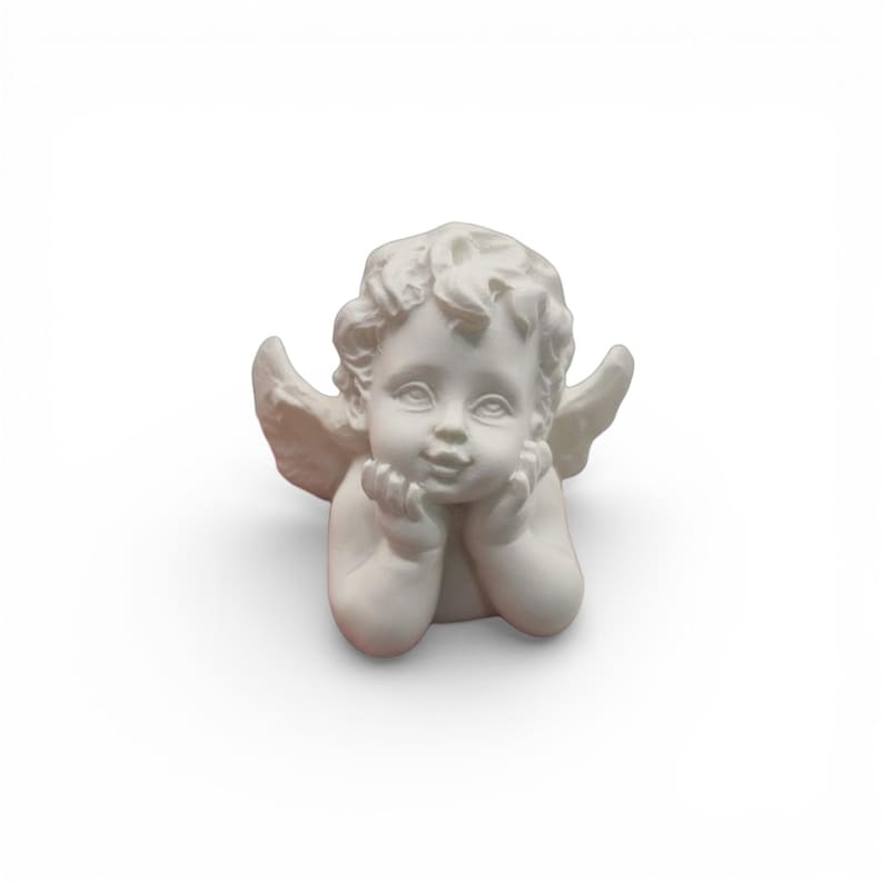 Fertig gegossene Mini Engel / Putte Figur in mattweiß (Raysin-Optik) als Produktfoto – süße Putte mit Flügeln, liegend mit Händen un