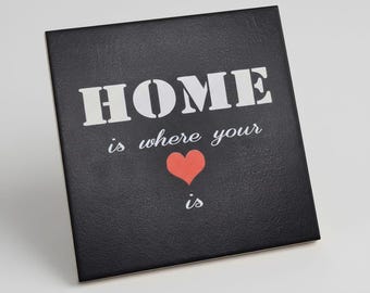 Bildfliese mit Spruch „Home is where your heart is“ – schwarze Keramikfliese als stilvolle Wanddekoration für Zuhause