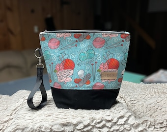 Knitting project bag with zipper and detachable handle