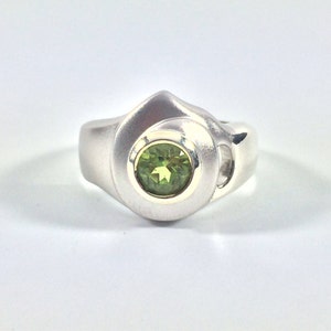 Silver Peridot Ring // Platinum (Rhodium) Finish// Handmade// Modern Design// Brushed Matte Finish//Size #8//