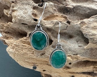 Pendientes de plata de ley con esmeralda en bruto (piedra de nacimiento de mayo, 15 mm)