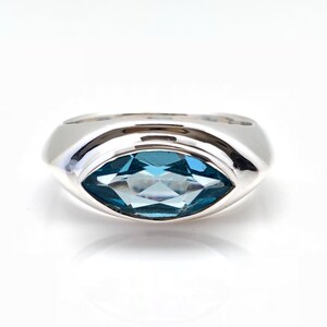 Blue Topaz Ring // Blue Topaz Silver Ring // 925 Sterling Silver // Marquis Setting // Size 8