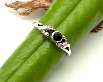 Black Onyx Flower Silver Ring - Vintage Vine - 925 Sterling - Little Ring