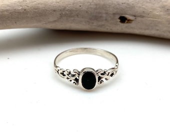 Vintage-Ring aus schwarzem Onyx und 925er Sterlingsilber – Zarte Wirbel – Auch in halben Größen erhältlich – Geschenk für Sie